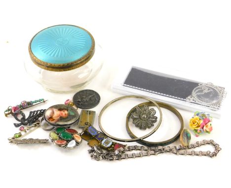 Various jewellery, comprising a silver framed portrait brooch of a young gentleman in green hat, a silver dress ring, posie s