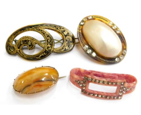 Four brooches/clips, comprising a tortoiseshell, blister pearl and paste stone set oval bar brooch, a pink Bakelite clip, an 