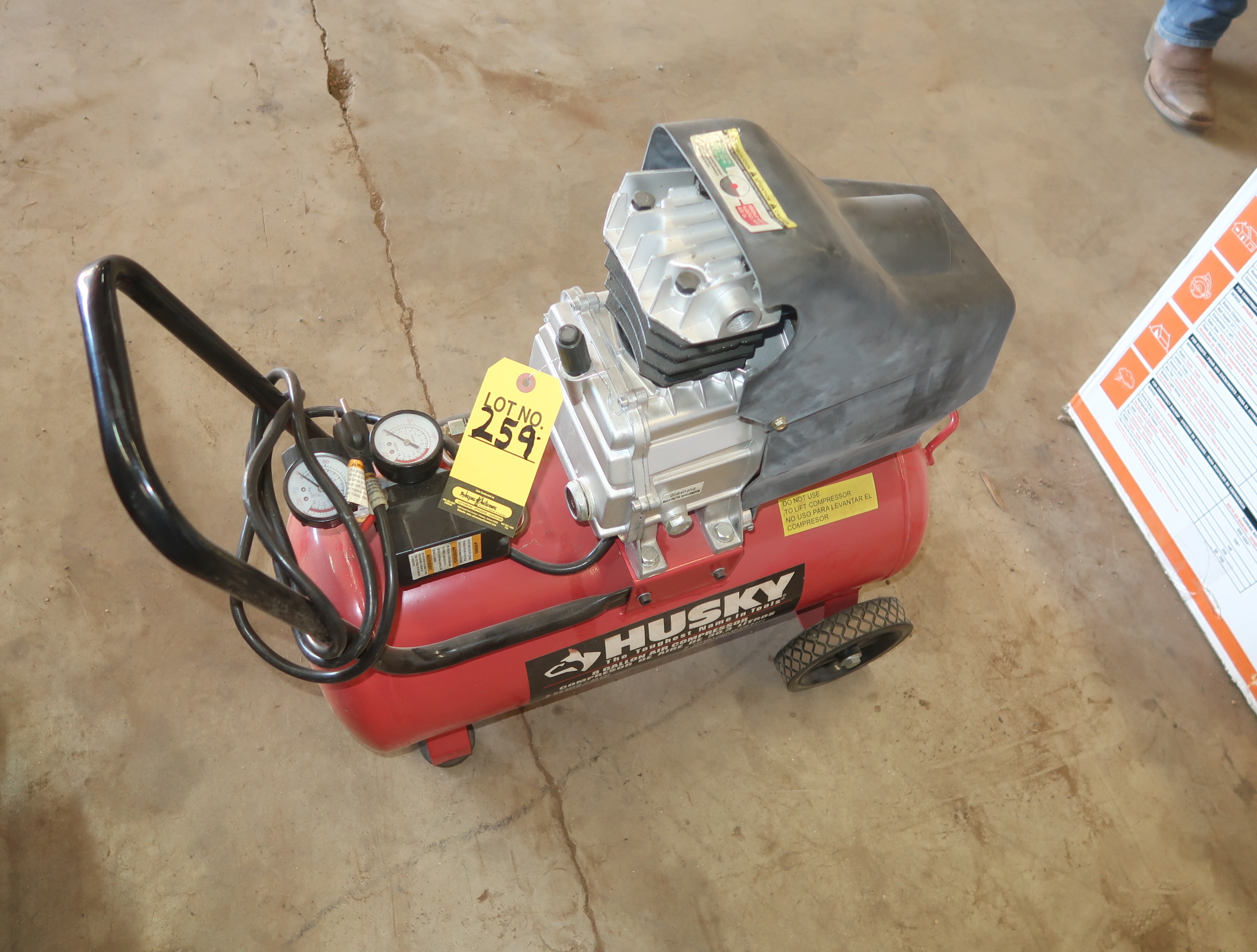 HUSKY 8GAL AIR COMPRESSOR MDL. TA2530B