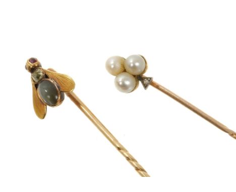 Victorian novelty gem-set stick pin in the form of a fly and an Edwardian cultured pearl cloverleaf stick pin (Qty: 2) 