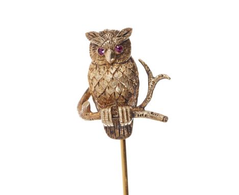 Novelty gold stick pin in the form of an owl with ruby eyes and engraved gold feathers, perched on a rustic gold branch Owl m