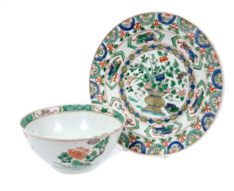 Late 17th century Chinese famille verte dish with painted vase of flowers within precious objects and floral borders - precio