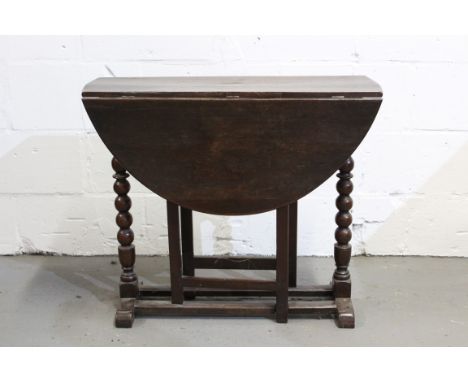 Late 17th century oak gateleg table, elliptical drop-leaf top on bobbin-turned end supports with primitive square section gat