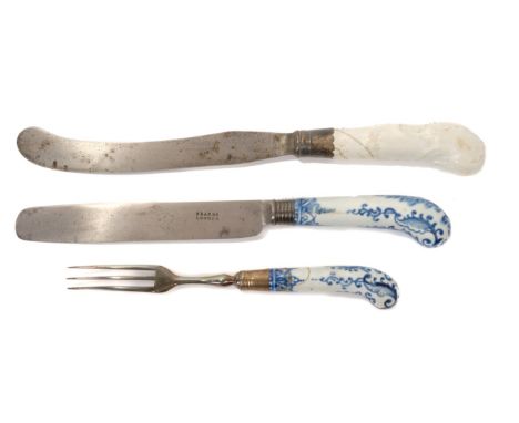 Mid-18th century Bow blue and white pistol-grip handled knife and fork and Blanc-de-Chine pistol-grip handled knife (3) 