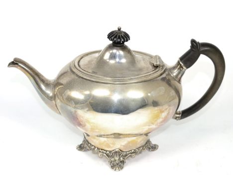 A silver teapot, Joseph Rogers & Sons, Sheffield 190720.5ozt gross weight