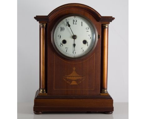 Edwardian wooden cased mantel clock with pendulum and key, working.