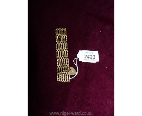 A 9 ct. gold gate bracelet having a padlock clasp, 20 gms approx.