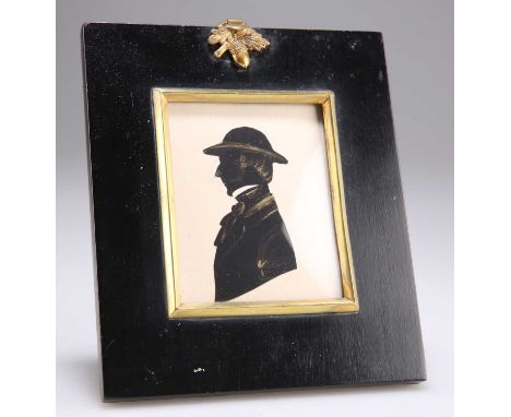 19TH CENTURY BRITISH SCHOOL SILHOUETTE PORTRAIT OF A GENTLEMAN IN A HAT Watercolour with gold
 7.5cm x 6cm