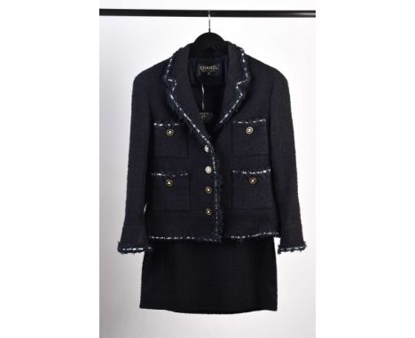 Vintage Chanel Kostüm 1994 AWolle in schwarz, Kombination aus Rock und Blazer, schwarz goldene Knöpfe, Innenfutter mitternach