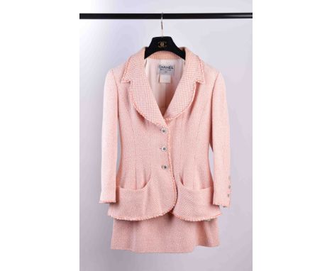 Vintage Chanel Kostüm 1997 PBaumwolle, Wolle und Nylon in weiß rosa, Kombination aus Rock und Blazer, perlmuttfarbene Knöpfe,