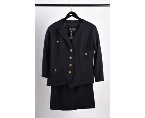 seltenes Vintage Chanel  Kostüm 1990er JahreBlazer in seltener asymetrischer Form, goldene Knöpfe, Innenfutter schwarze  Seid