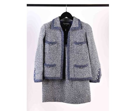 Vintage Chanel Kostüm 1997 CBaumwolle, Wolle und Nylon in blau weiß, Kombination aus Rock und Blazer, dunkelblaue Knöpfe, Inn