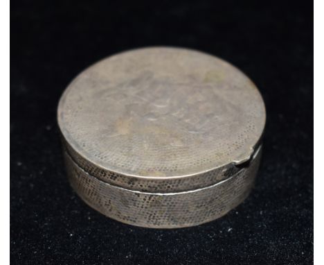 A CHINESE WHITE METAL EXPORT ROUND SNUFF BOX The box decorated with a Chinese character to the lid, base stamped with Chinese