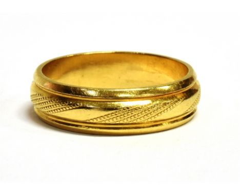 AN 18CT GOLD BAND RING  the ring with textured pattern middle, width 0.5cm, import 750 stamp to the shank, size M, weight 5gr