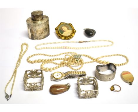 A COLLECTION OF VINTAGE JEWELLERY AND TRINKETS  to include an embossed silver bottle/flask silver napkin ring, two agate pend