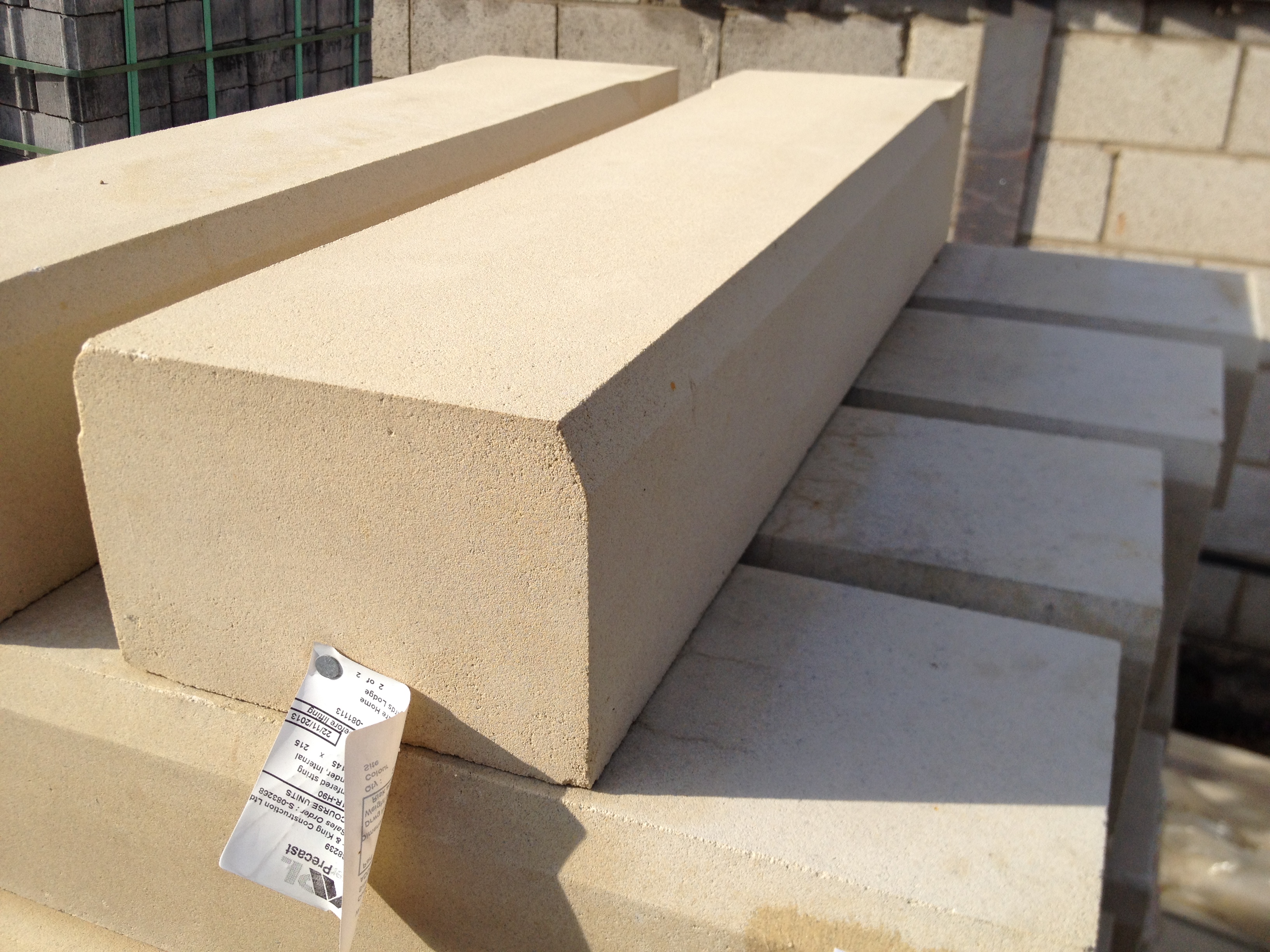 Range Of Amber Precast Ivory Reconstituted Stone Slabs Bricks Lintels Etc On 3 Pallets 3627