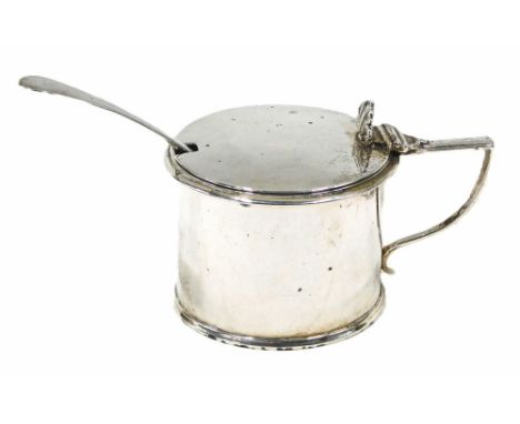 A William IV plain drum-shaped mustard pot, with shell cast thumb piece, blue glass liner, and associated spoon, weighable si