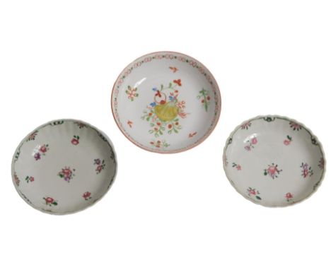 A late 18thC/early 19thC Newhall saucer, decorated with flowers and a central shell, and two Chinese famille rose style sauce