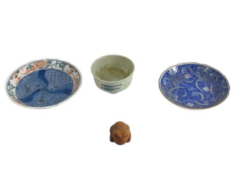 A carved Japanese wooden netsuke, in the form of a toad, signed, 4cm long, a Japanese porcelain bowl, etc. (4) 