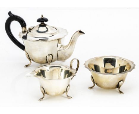 A George V silver three piece bachelors tea set from EV, shaped flared rims to teapot, sugar basin and milk jug, 16.9ozt, She