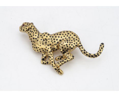 A 9ct gold and enamel cheetah brooch by Harriet Glen, modelled in chase, 4.5cm x 2.5cm, 6.8g