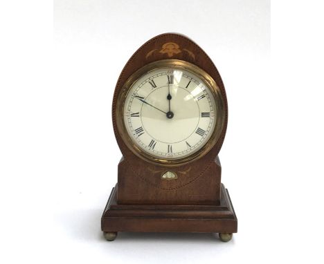 A French wooden mantle clock with key, 20cmH
