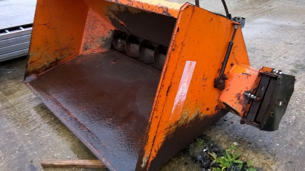 Ritchie 1883 roots and grain feeder bucket. (2000). 3 point linkage