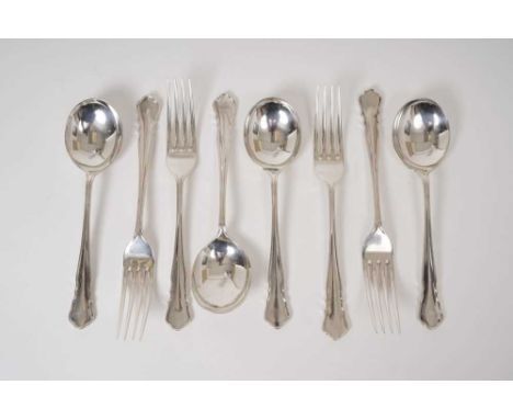 Selection of contemporary silver Chippendale pattern flatware, comprising 13 dinner forks and 8 soup spoons (Sheffield 1969) 