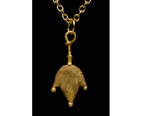 Circa 400 BC.A gold pendant formed with long neck and body formed of filigree.Size: L:28.2mm / W:13.4mm ; 2.63gProvenance: Ce
