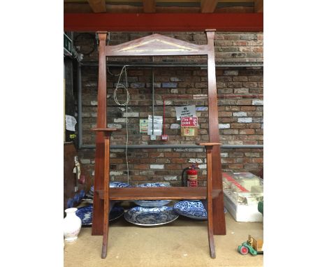AN EDWARDIAN MAHOGANY FIRE SCREEN HEIGHT 81CM, WIDTH 49CM 