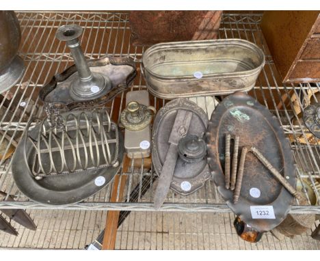 AN ASSORTMENT OF METAL WARE ITEMS TO INCLUDE TRAYS, A TOAST RACK AND A CANDLESTICK ETC 
