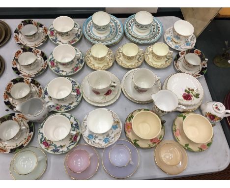 A QUANTITY OF CHINA AND CERAMIC CUPS AND SAUCERS TO INCLUDE ROYAL DOULTON 'FLORADORA GREEN', GLADSTONE CHINA, SALISBURY CHINA