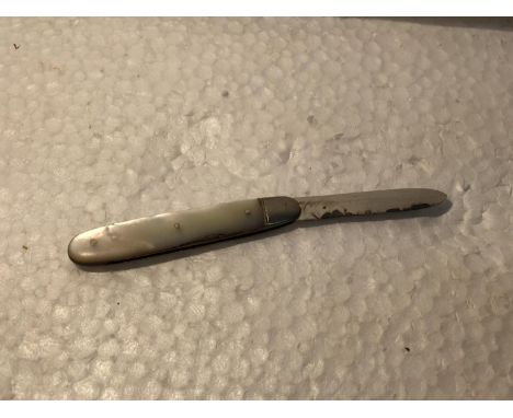 A HALLMARKED SHEFFIELD SILVER FRUIT KNIFE WITH MOTHER OF PEARL HANDLE 
