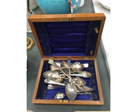 A MAHOGANY BOX CONTAINING A QUANTITY OF VINTAGE FORKS AND SPOONS 