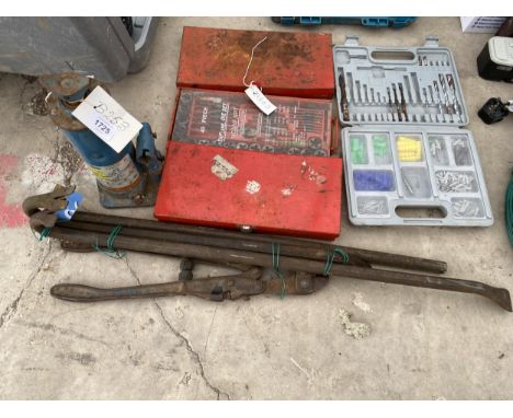 AN ASSORTMENT OF TOOLS TO INCLUDE A TAP AND DIE SET, CROW BARS AND A BOTTLE JACK ETC 
