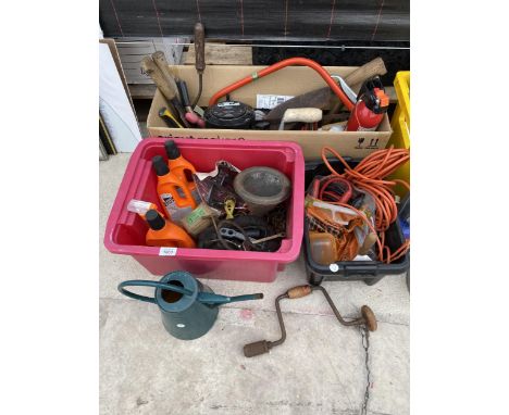 AN ASSORTMENT OF TOOLS TO INCLUDE SYTHES, A WATERING CAN AND A BRACE DRILL ETC 