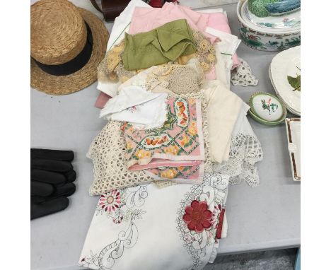 A QUANTITY OF VINTAGE CLOTH TABLEWARE TO INCLUDE TABLECLOTHS, NAPKINS, COASTERS, ETC 