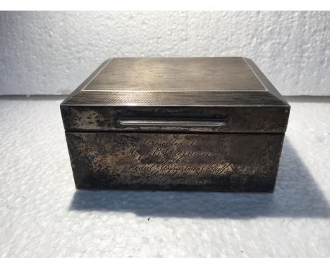 A HALLMARKED LONDON 1932 SILVER CIGARETTE BOX BY S J ROSE AND SON WITH ENGINE TURNED DECORATION AND WOOD LINING GROSS WEIGHT 