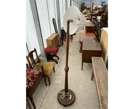 A MID 20TH CENTURY OAK STANDARD LAMP COMPLETE WITH SHADE 