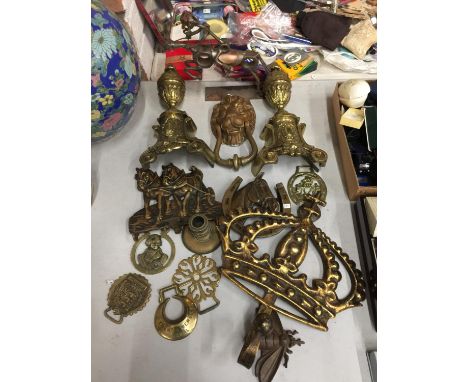 A QUANTITY OF BRASSWARE TO INCLUDE HORSE BRASSES, COAT HOOKS, LION DOOR KNOCKER, ETC 