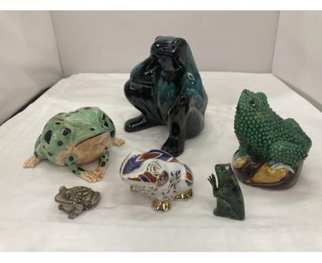 A COLLECTION OF CERAMIC FROG ORNAMENTS TO INCLUDE A NOVELTY FROG LIGHTER 
