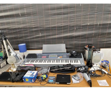 A CASIO ELECTRIC KEYBOARD WITH POWER CABLE AND AN ASSORTMENT OF ELECTRICALS TO INCLUDE LAMPS AND KETTLES ETC 