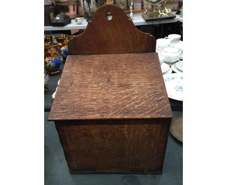 A VINTAGE OAK CANDLE BOX HEIGHT 37CM, WIDTH 23.5CM, DEPTH 18CM 