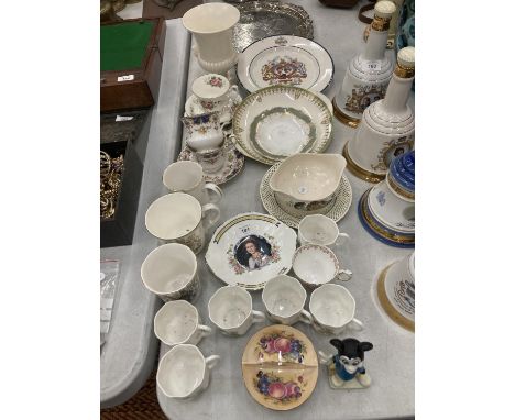 A QUANTITY OF CHINA AND CERAMIC ITEMS TO INCLUDE CHINA CUPS AND SAUCERS, PLATES, AN URN SHAPED WEDGWOOD VASE, ETC 