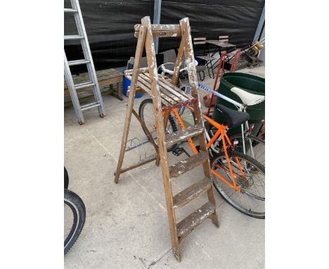 A VINTAGE FOUR RUNG WOODEN STEP LADDER 