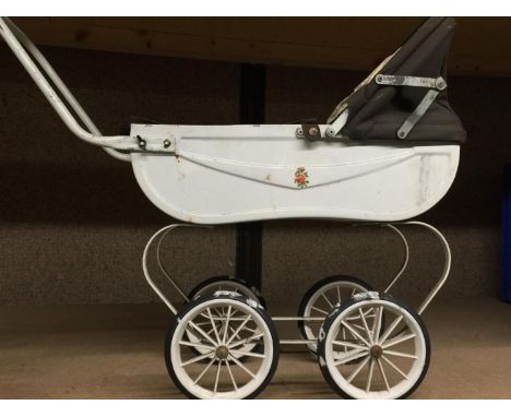 A VINTAGE DOLL'S CARRIAGE PRAM IN CREAM WITH BROWN UPHOLSTERY 
