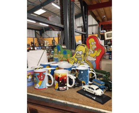 A QUQNTITY OF 'THE SIMPSONS' CARTOON MUGS FEATURING HOMER, THREE VINTAGE 'SIMPSONS' TINS PLUS FIVE DIE CAST CARS TO INCLUDE A