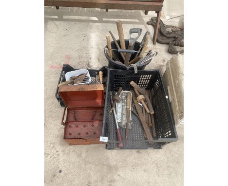 AN ASSORTMENT OF VINTAGE TOOLS TO INCLUDE PLIERS, TROWELS AND HAMMERS ETC 