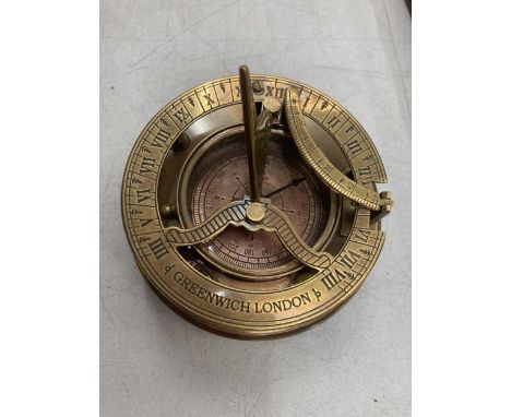 A BRASS SUNDIAL GREENWICH LONDON COMPASS W: 8.5CM 
