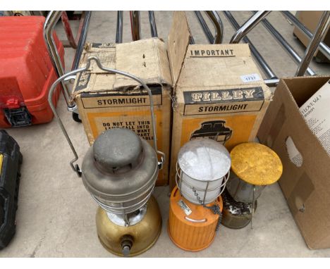 THREE VINTAGE TILLEY LAMP AND TWO FURTHER PARAFIN LAMPS 